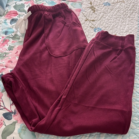 Burgundy Lounge Set with Button Detail.
Soft & cozy 
Perfect for travel - Picture 11 of 11